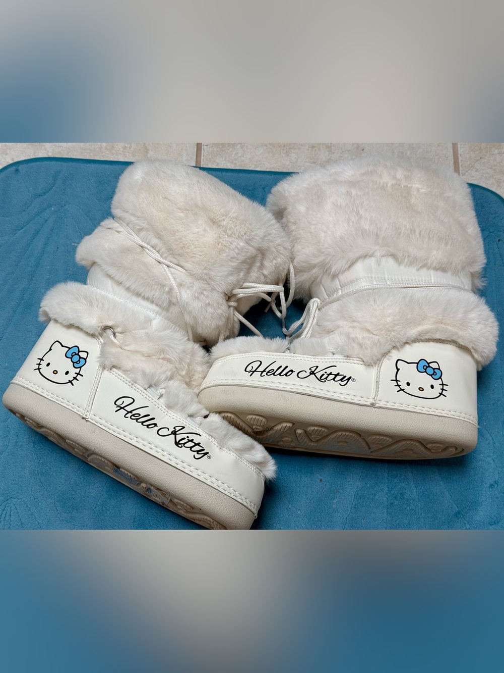 Forever 21 Hello Kitty White Faux Fur Moon Boots lace up Size 7.5 Blue Bow